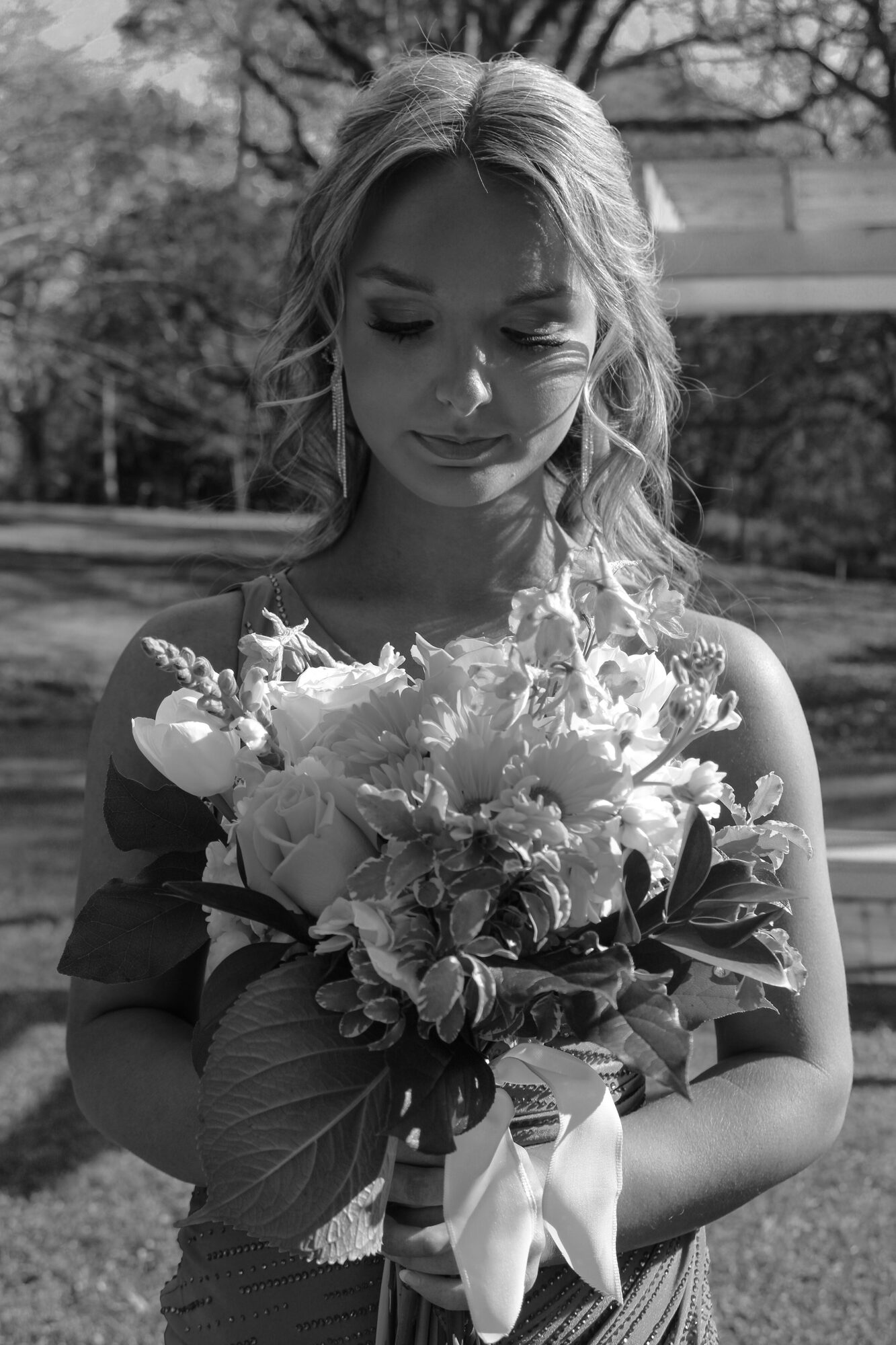 Black and white portrait of a girl holding a bouquet